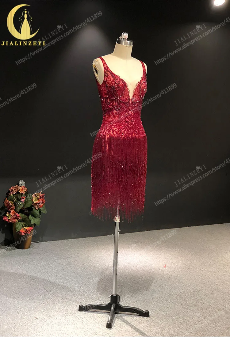 Рисунок 2 - Платье женское вечернее с V-образным вырезом