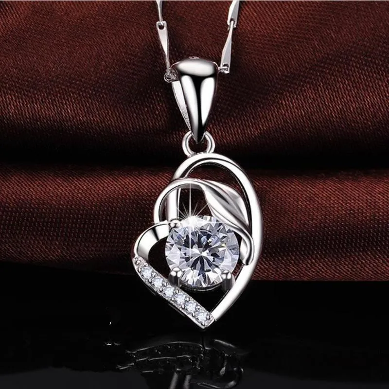 Очаровательное ожерелье с подвеской в виде фиолетового сердца кристаллами