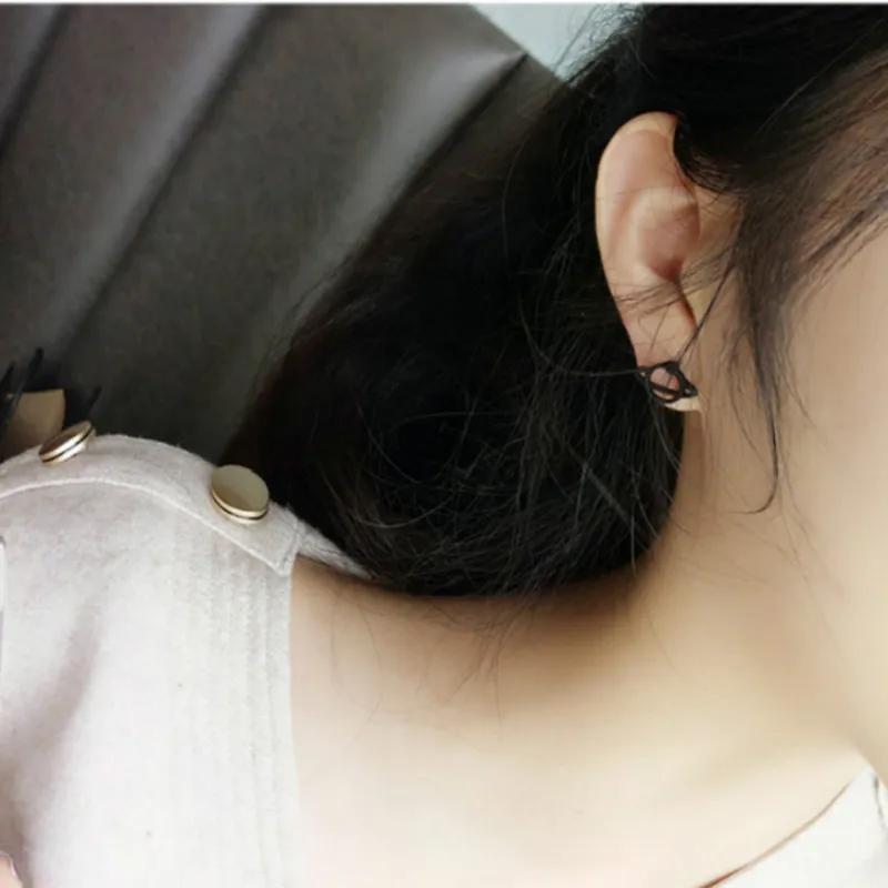 Женские серьги-гвоздики со звездой и Сатурном модный Сережка в виде черного