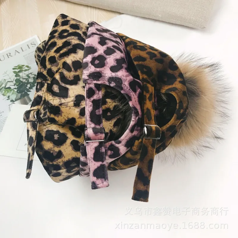 Женская зимняя бейсболка с леопардовым принтом и помпоном из натурального меха |