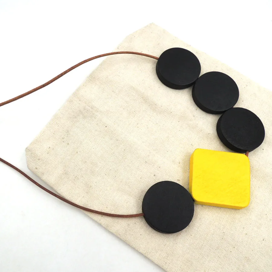 Женское геометрическое ожерелье с подвеской из дерева минималистичное