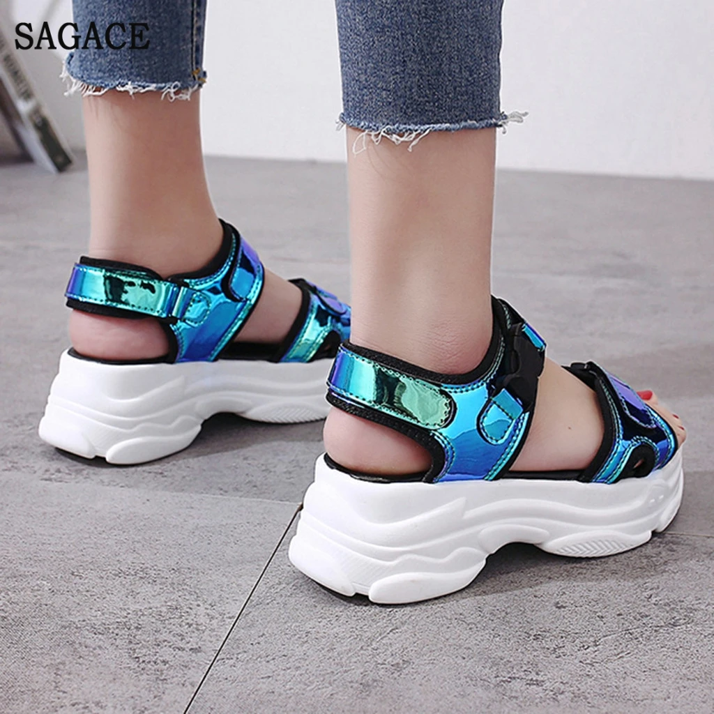 Новинка женские спортивные босоножки SAGACE на танкетке с открытым носком