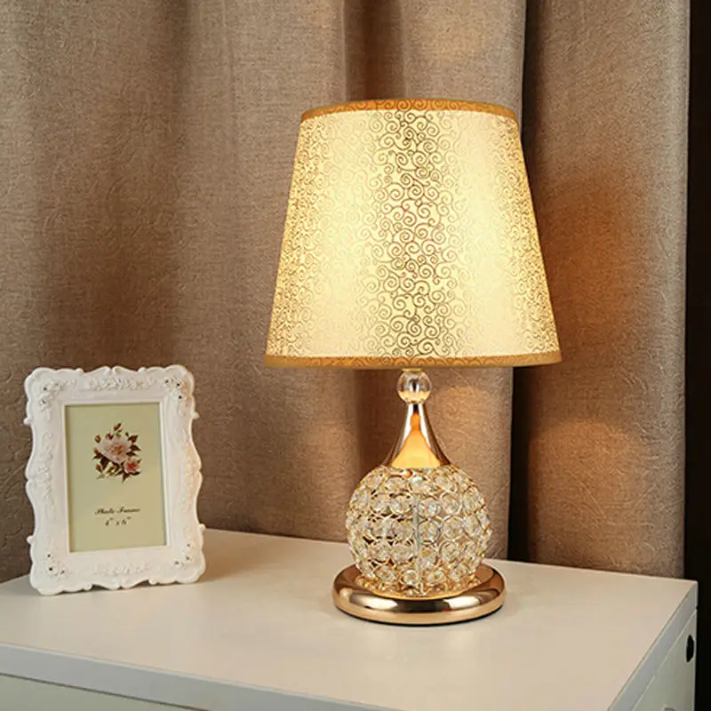 Лампа в спальню на тумбочку  в - фото