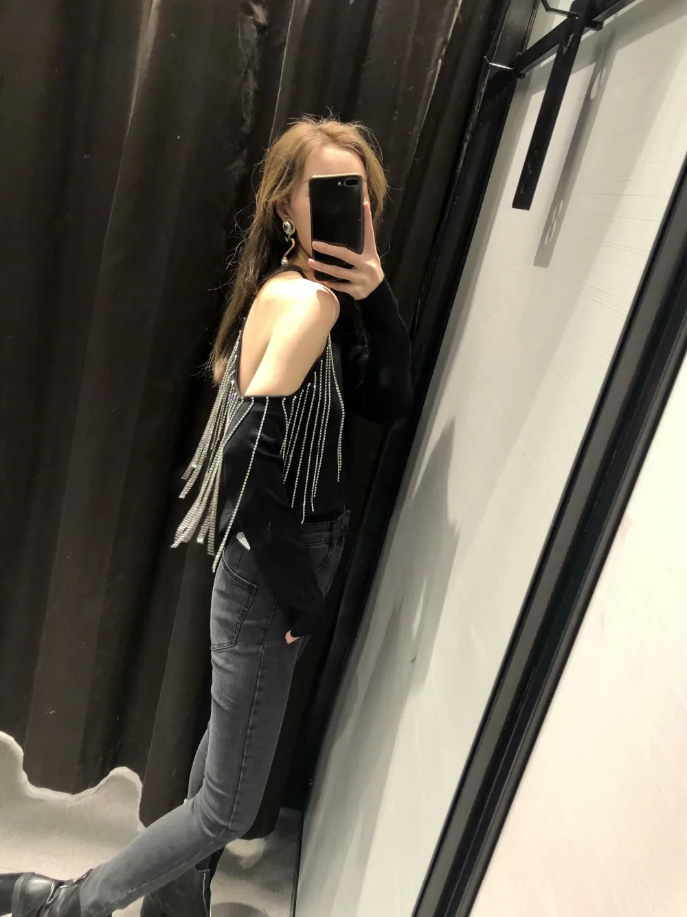 Новые весенние off-the-shoulder яркий полые кисточкой Длинные Рукава Диких пуловер свитер Женская одежда BB9073