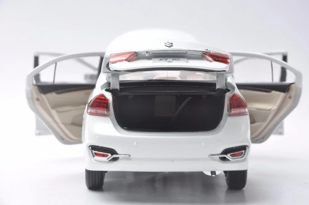 1:18 литая модель для Suzuki Alivio Ciaz белый Седан сплав игрушечный автомобиль миниатюрная Коллекция подарков