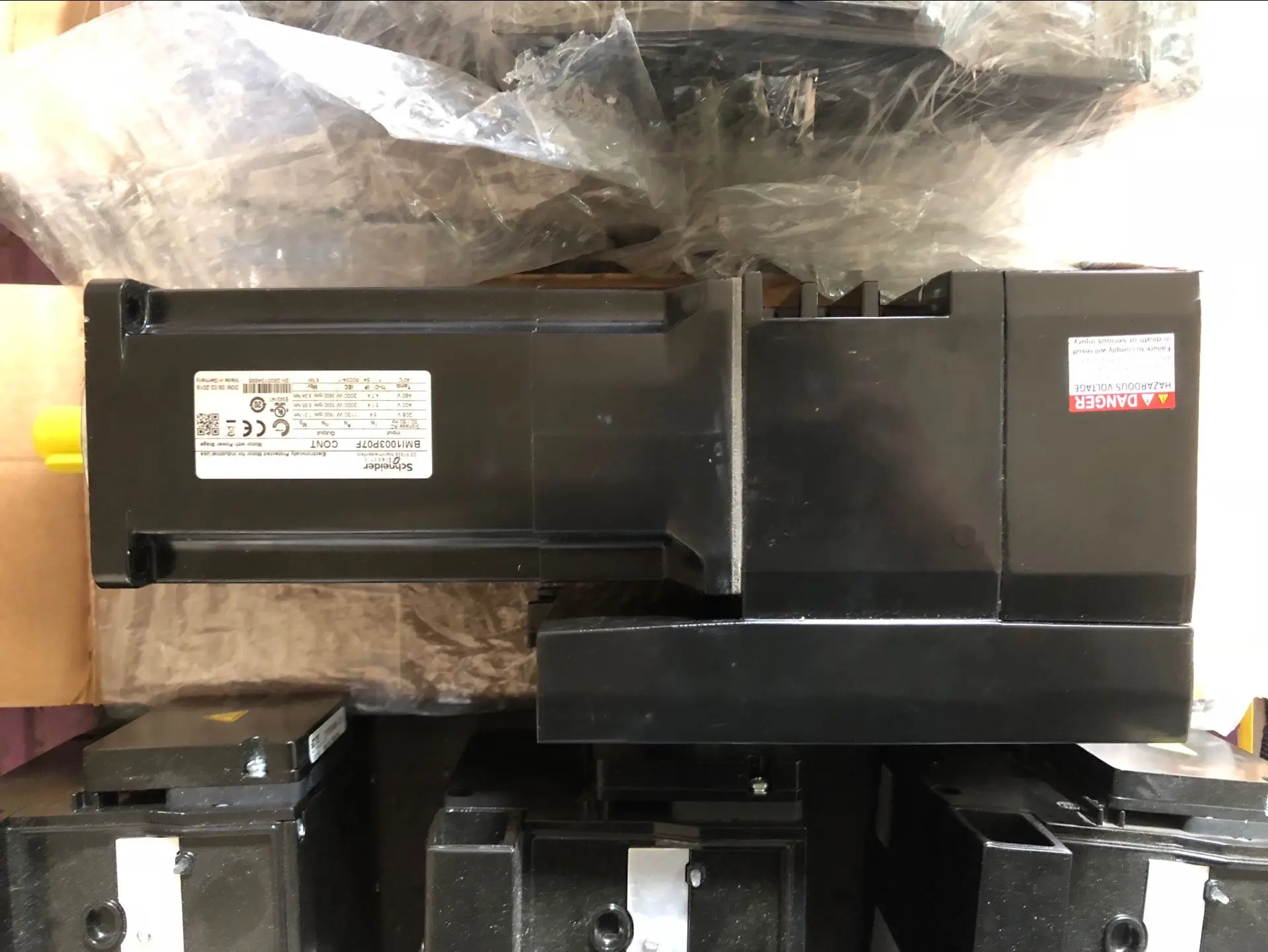 Серводвигатель Schneider Electric BMI1003P07F используемый в хорошем состоянии - купить по