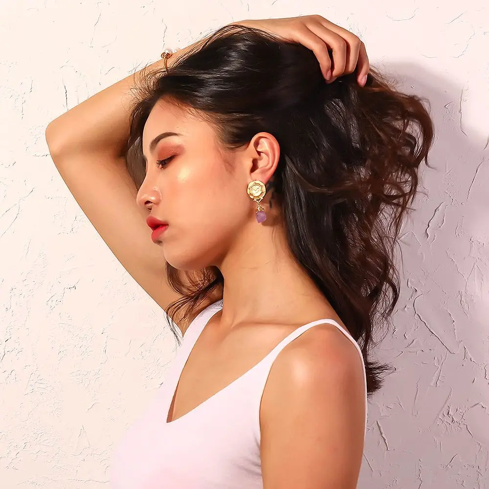 Тренд серьги матовые золотые фиолетовые из природного камня девушка сердце