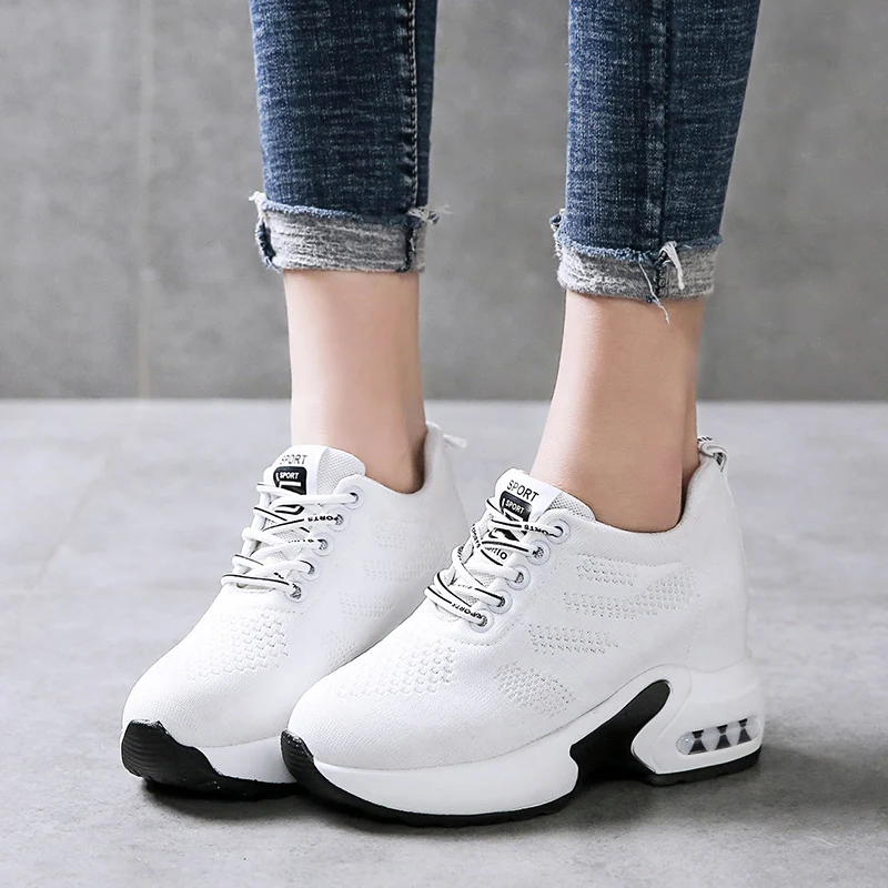 Женские сетчатые кроссовки на платформе белые уличные танкетке 9 5 см