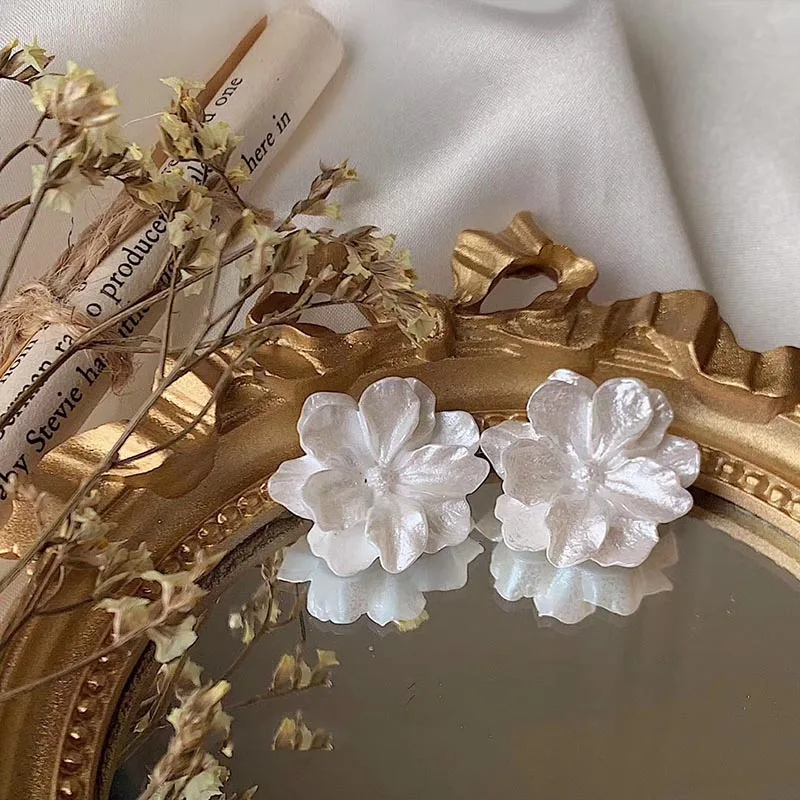 Серьги женские в японском и корейском стиле с белыми цветами | Украшения