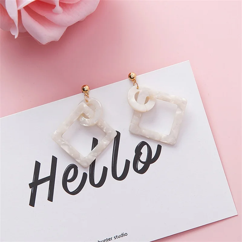 Женские асимметричные серьги с имитацией под мрамор летние белого цвета