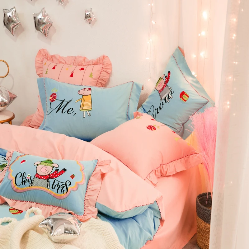 Комплект постельного белья "2018 Голубой роскошный милый поросенок Карикатура Вышивка" с двойным/королевским/королевским размером одеяла, простыней и наволочек.