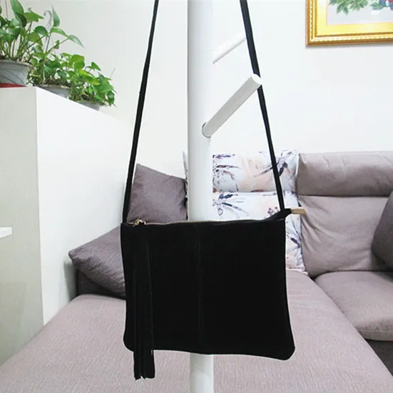 Женская сумка-мессенджер из натуральной замши с бахромой и кисточками простая