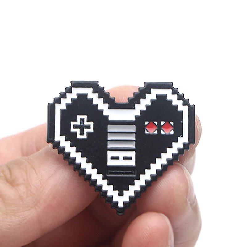 

K80 Heart-shaped Game Machine Metal Brooches and Pins Enamel Pin for Backpack/Bag Badge Brooch T-shirt Collar Jewelry 1pcs