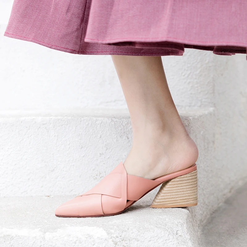 Женские шлепанцы на толстом среднем каблуке Новинка лета 2019 Модные женские