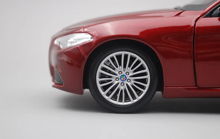 Bimei Высокая 1:24 Alfa Romeo Giulia модель автомобиля из сплава красный синий подлинный