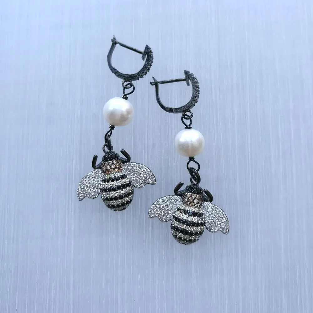 Женские серьги с белым жемчугом Cz Pave Bees