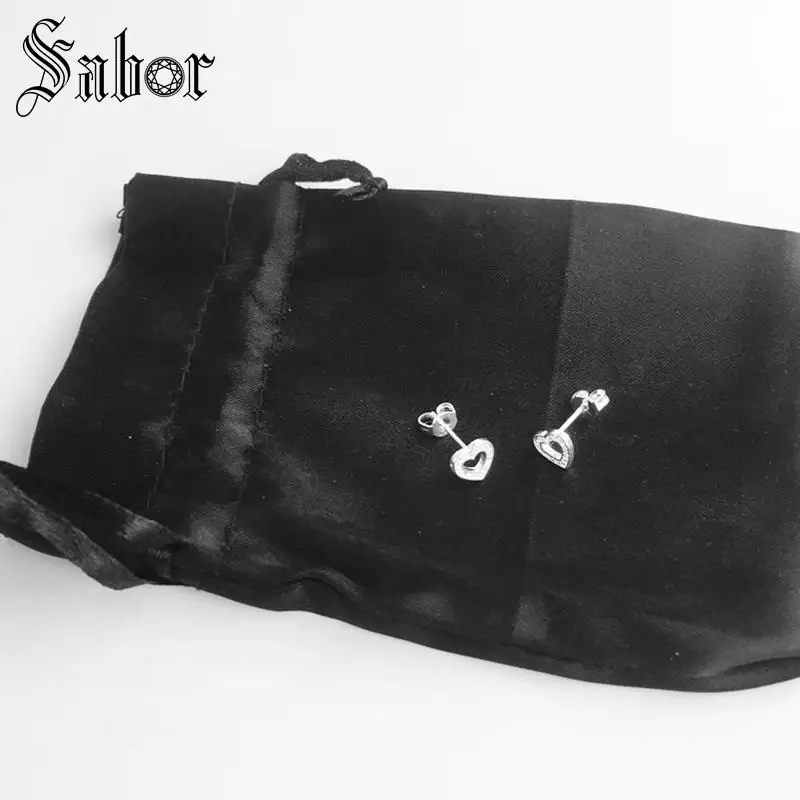 Серьги-гвоздики с сияющим сердцем серебряное ювелирное изделие белым кубическим