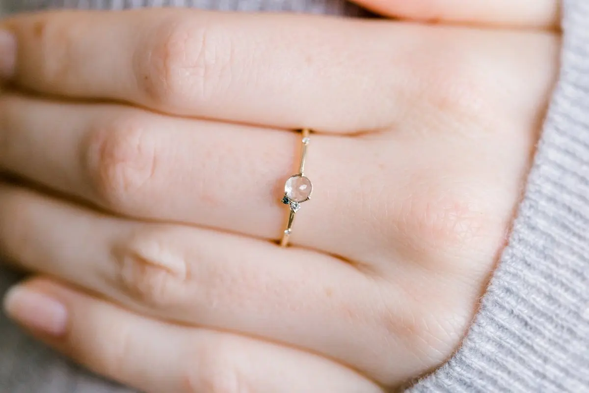 Золотые Асимметричные кольца с орнаментом и фианитами в европейском