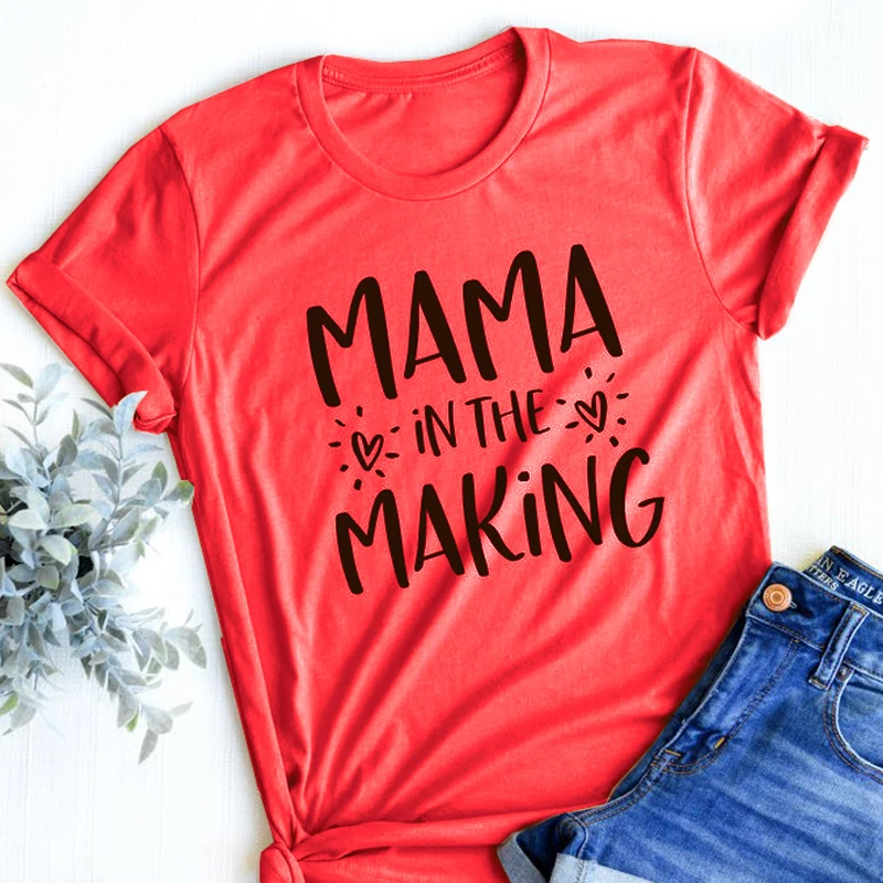 Женская футболка с надписью Мама в производстве | одежда