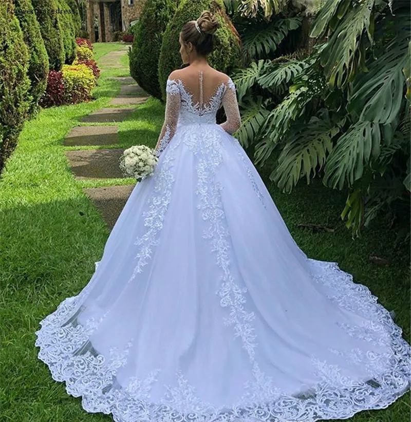 Скромные свадебные платья с открытыми плечами и длинными рукавами а силуэт