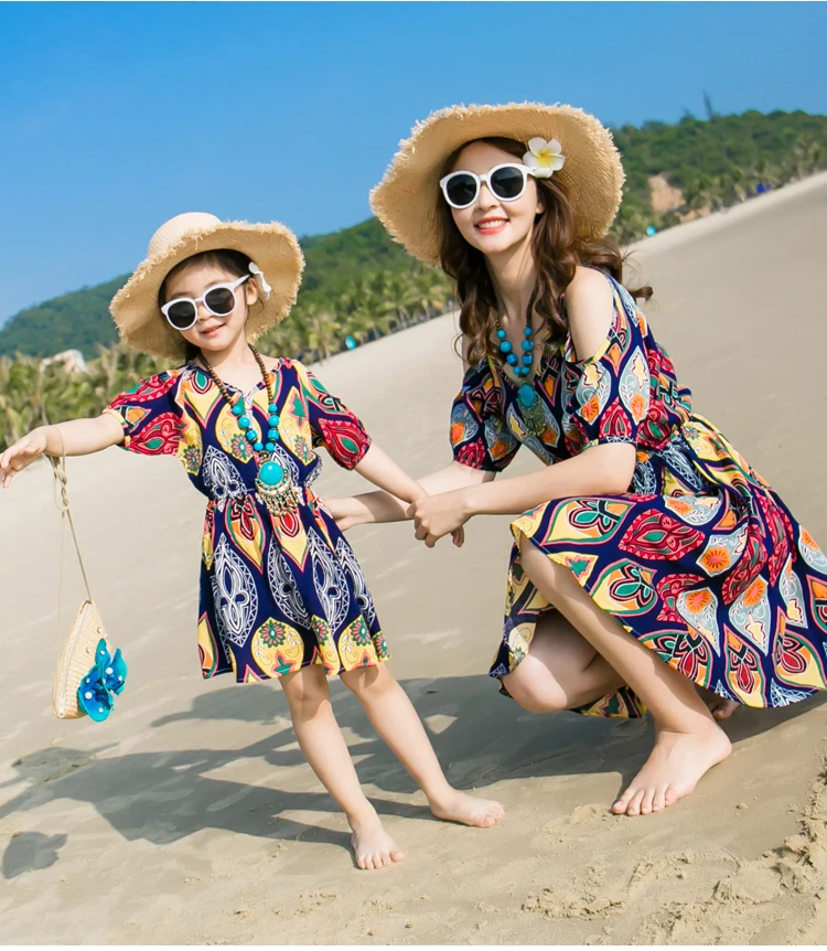 Одинаковые комплекты для семьи в летнем стиле платья мамы и дочки богемное