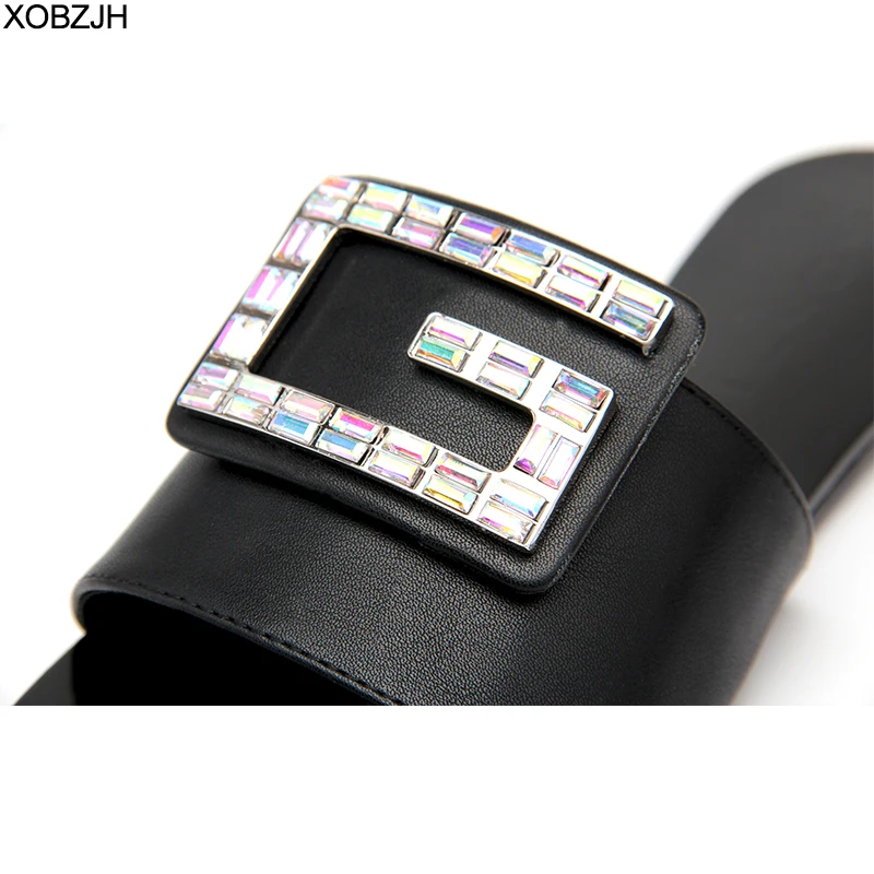 Женские кожаные сандалии на плоской подошве черные дизайнерские со стразами