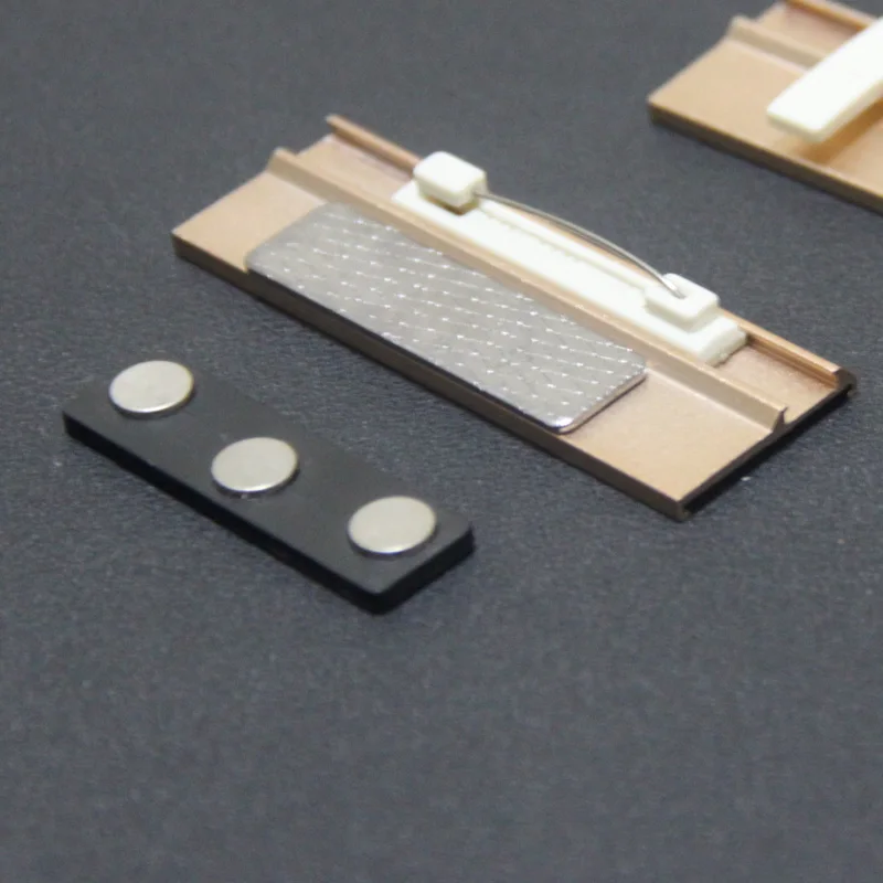 Gold Pin Magnetic DEZHI имя значок оптовик брошь/магниты металлическое имя значок в форме пластины застежка брошь-держатель имя карты бирка 70*23 мм - Цвет: Gold Pin Magnetic