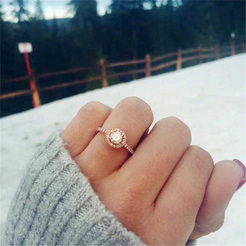 Роскошное женское кольцо с фианитом серебряного цвета/позолота 18 карат