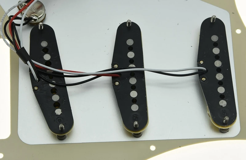 KAISH загруженный Предварительно проводной ST Pickguard с пикапом Alnico Состаренный белый