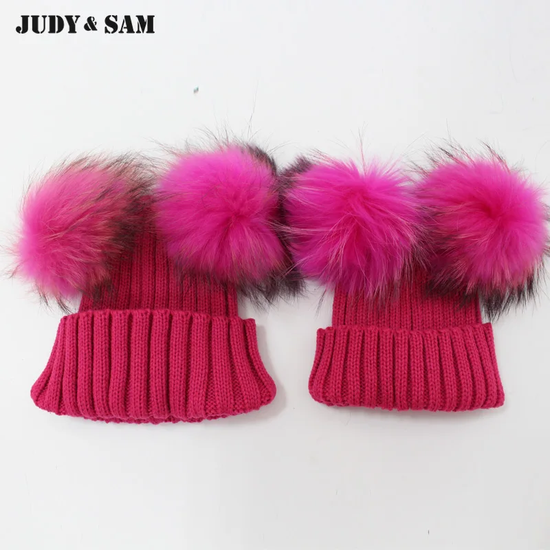 Самая популярная шапка для взрослых и детей комплект с двойными помпонами