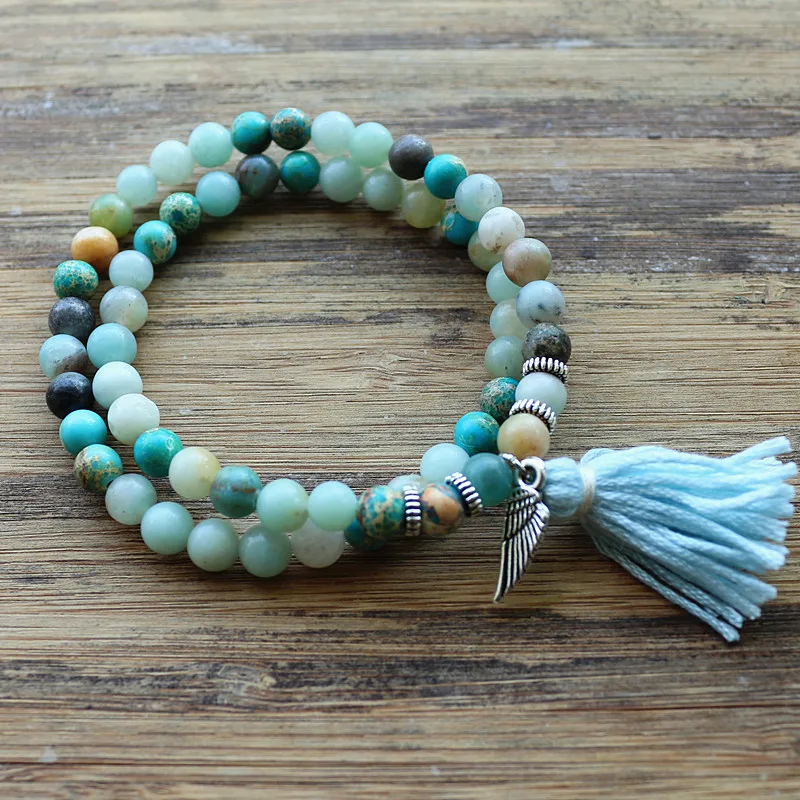 Бусина из натуральных камней с подвеской в виде крыла и кисточкой эластичные