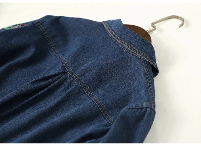 Женская джинсовая рубашка с отложным воротником и карманами средней длины