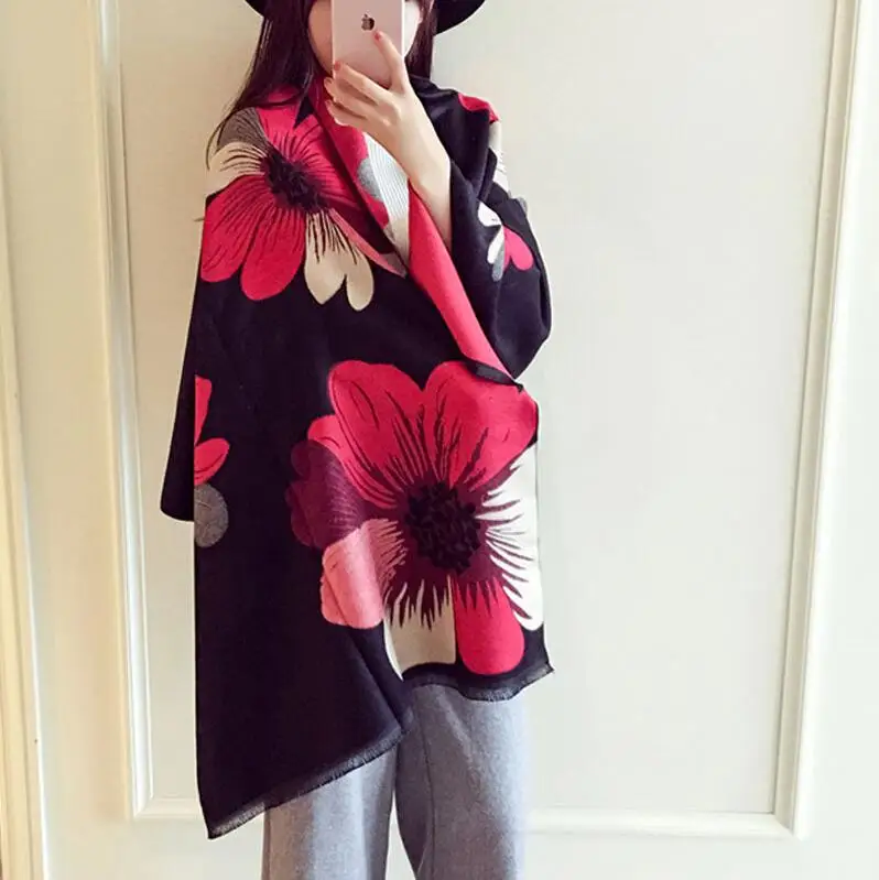 Свитер женский вязаный с треугольным вырезом и кисточками свободный цветочным