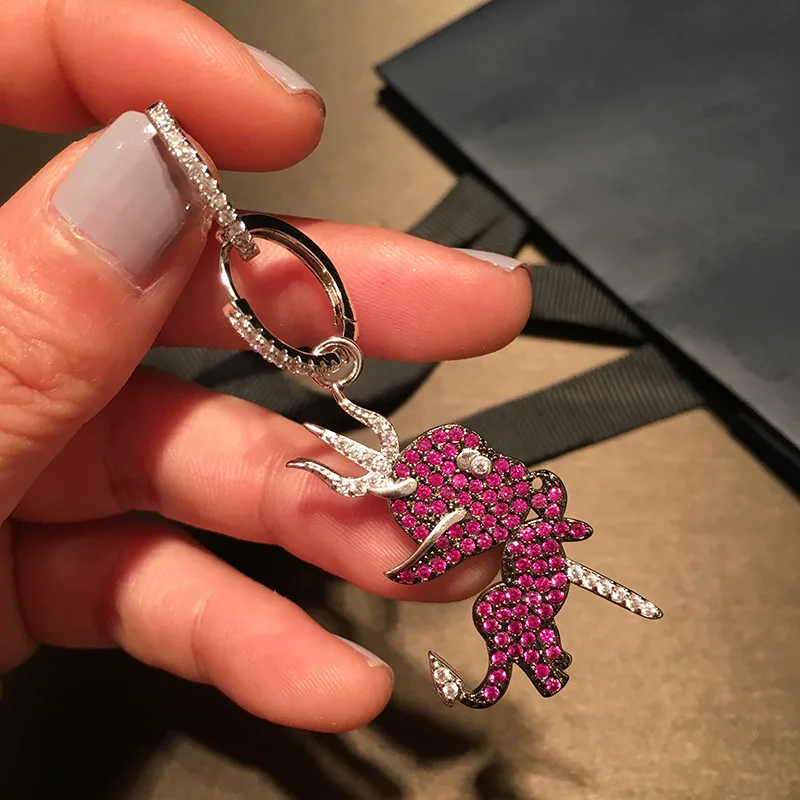 Роскошные фирменные асимметричные серьги в виде красного маленького дьявола