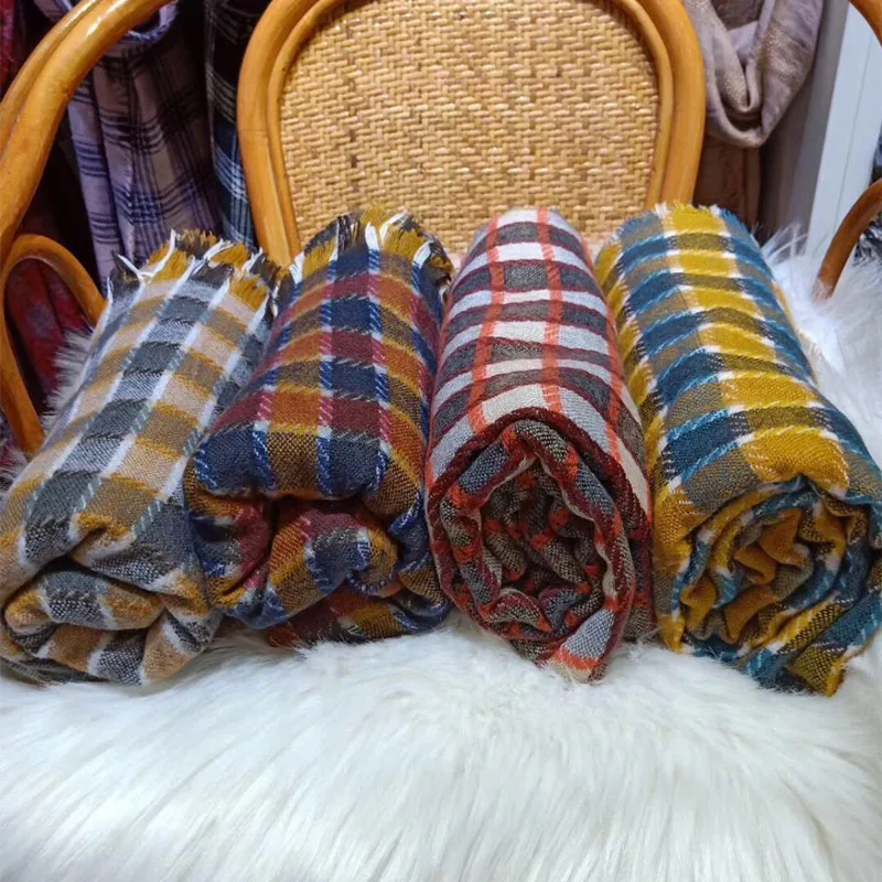 

2018 new woman Fashion Cashmere lattice Scarf Decoration Soft and comfortable scarfves Gift headscarf high quality Shawl
