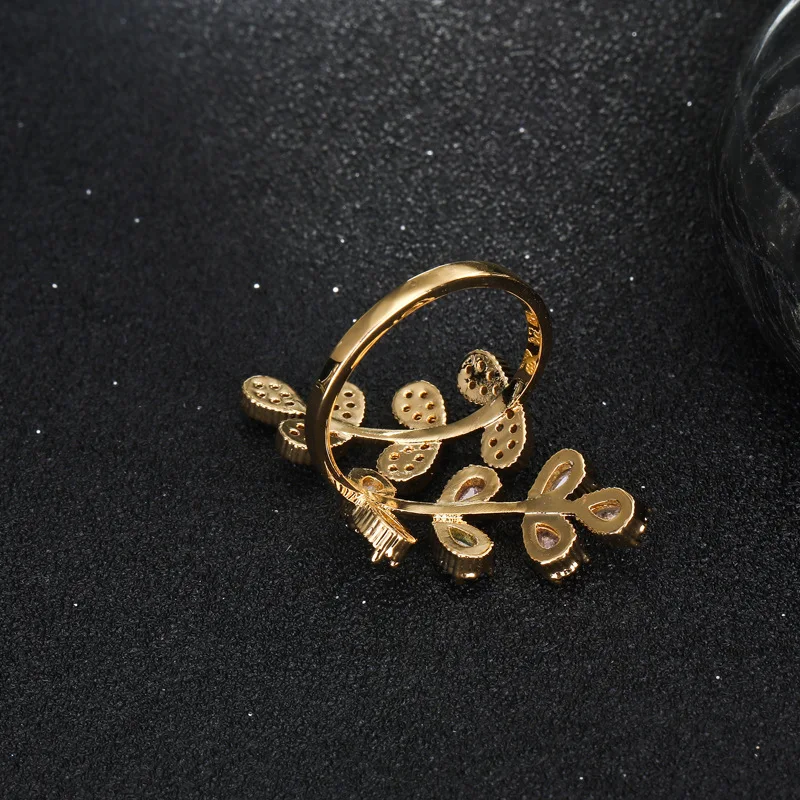 Женское длинное кольцо с фианитом в виде листьев | Украшения и аксессуары