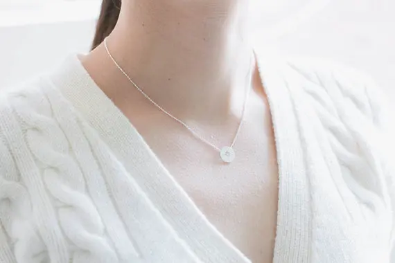 Простое маленькое ожерелье Компас найдите свое настоящее Северное и Южное в