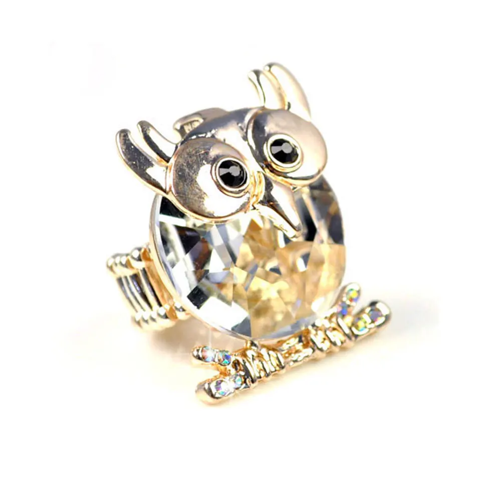 Женское растягивающееся кольцо золотистого цвета с блестящими кристаллами в