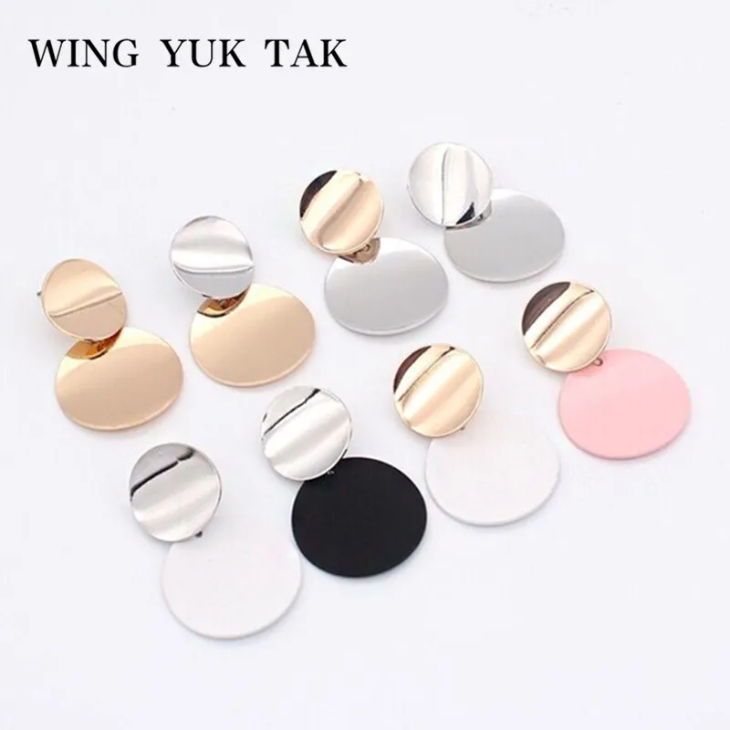 Женские винтажные металлические массивные серьги wing yuk tak круглые золотистого