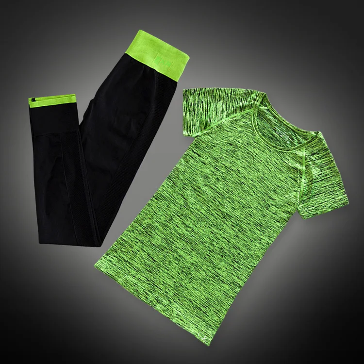 Женский спортивный костюм комплект из двух предметов: рубашка и капри для йоги