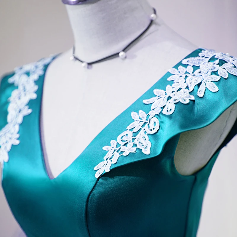 Бирюзовое вечернее платье с коротким v образным вырезом роскошное атласное без
