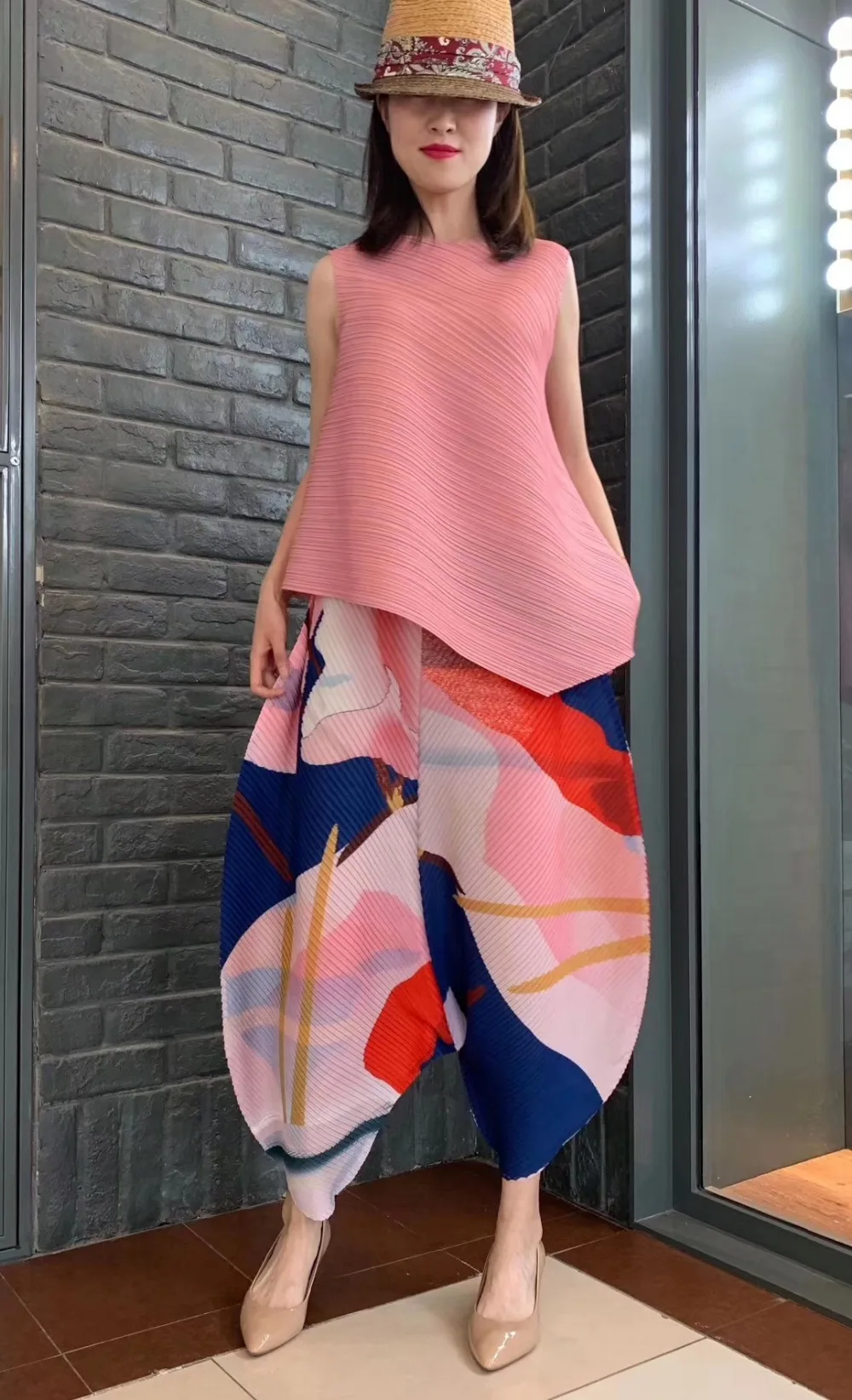 Miyake/ ; однотонная Асимметричная футболка без рукавов с круглым вырезом+ штаны-шаровары с принтом; костюм