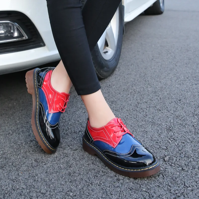 Туфли на плоской подошве с резным узором в британском стиле Женские полуботинки