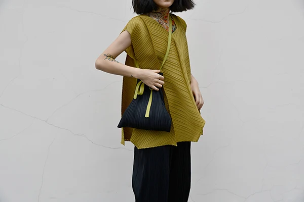 Дизайнерские плиссированные майки MIYAKE;