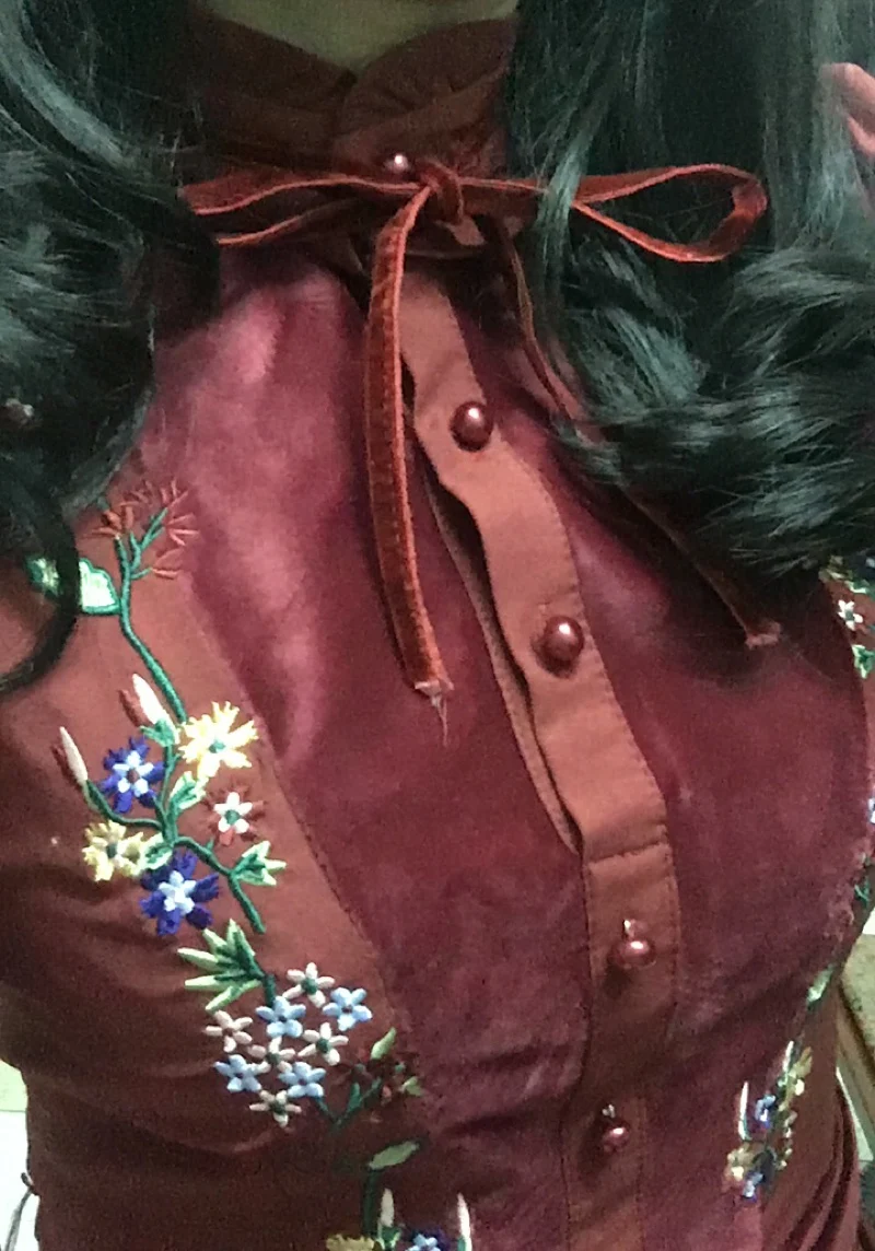 Красное платье с вышивкой в виде цветов длинным рукавом плотное осенне-зимнее