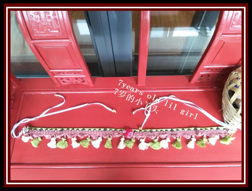 В готическом стиле танца живота с полосатыми ремешками в хип Обёрточная бумага