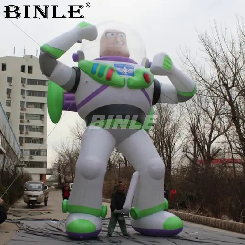 23 фута большой надувной Базз Лайтер для празднования Дня Святого