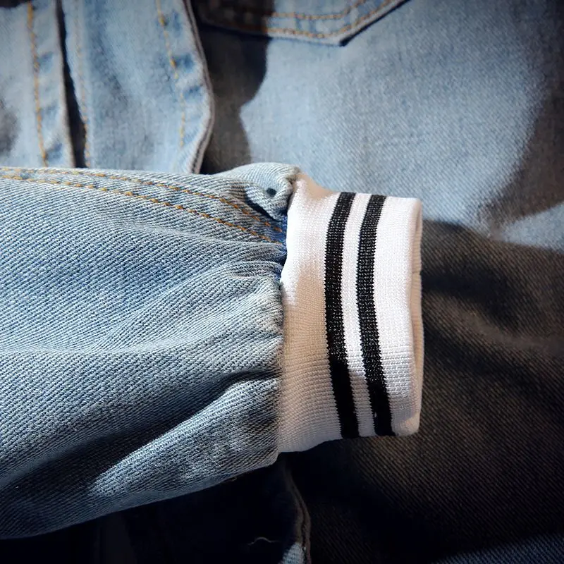 Джинсовая бейсбольная куртка для мужчин светло-голубая Верхняя одежда пальто