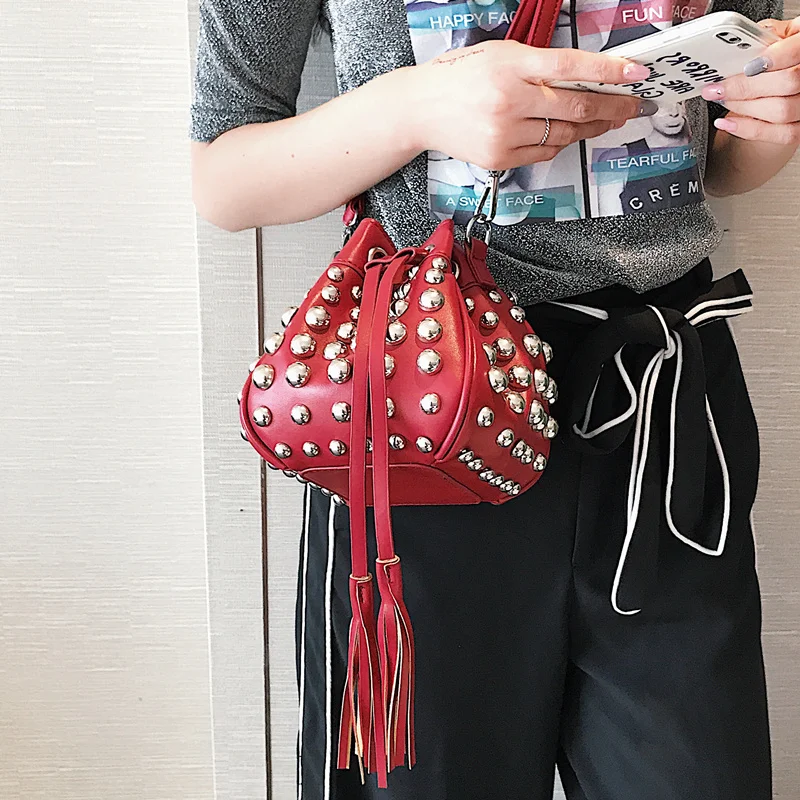 Новая корейская мода заклепки Mini Bucket Bag кисточкой небольшой сумки сумка красный