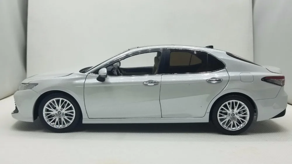 1:18 литая под давлением модель для Toyota Camry белый сплав игрушечный автомобиль миниатюрная коллекция подарок 8th поколение XV70